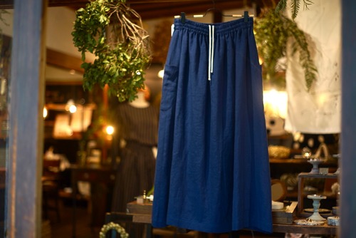 atelier naruse  linen gather skirt / navy blue