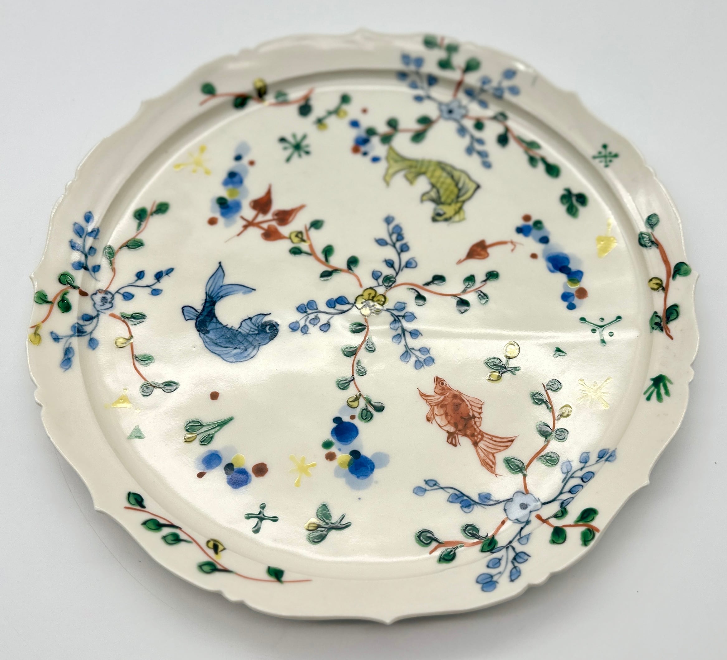 宮田竜司 呉須 赤絵 (魚絵柄) 稜花皿 (大) | pomod'adamo (ポモダダモ)