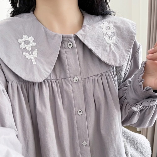 2色/花刺繍フラットカラーブラウス ・12129