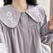 2色/花刺繍フラットカラーブラウス ・12129