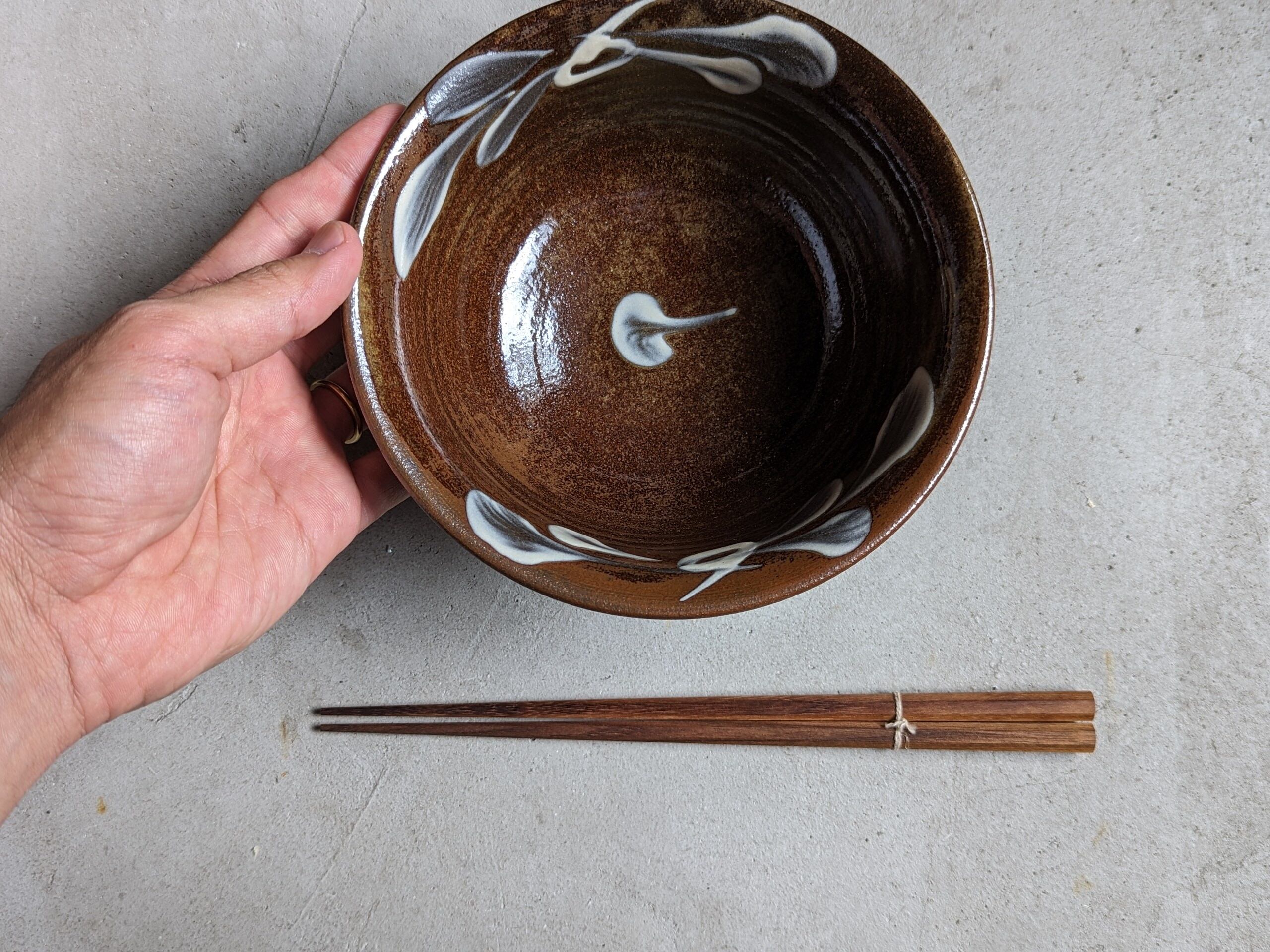 やちむん アラマカイ5寸（イッチン白） | 陶眞窯 | inoya | Basic Life