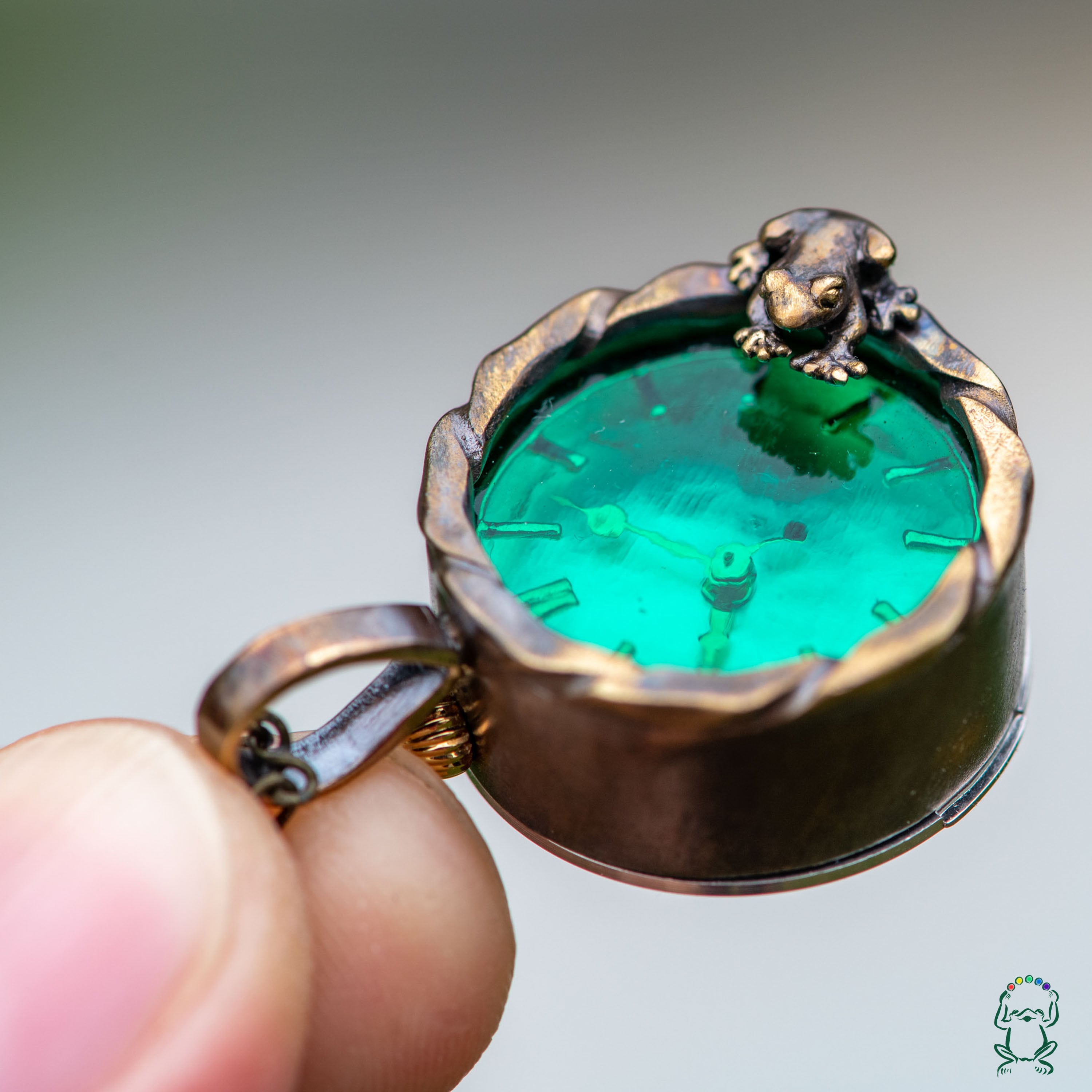 池をのぞく蛙ネックレス時計Sエメラルド | カエルの時計屋さん