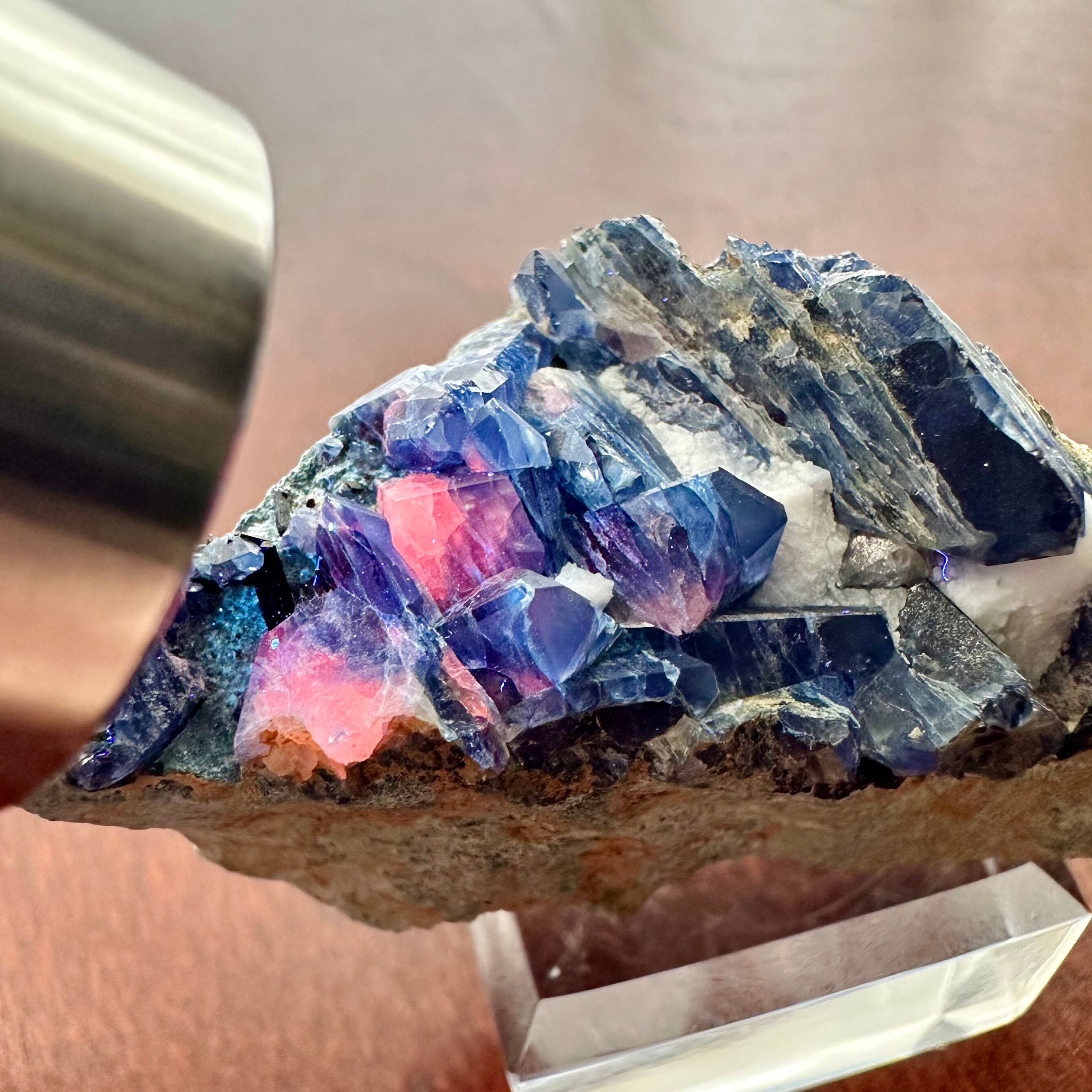 ベニトアイト / ネプチュナイト【Benitoite with Neptunite】アメリカ