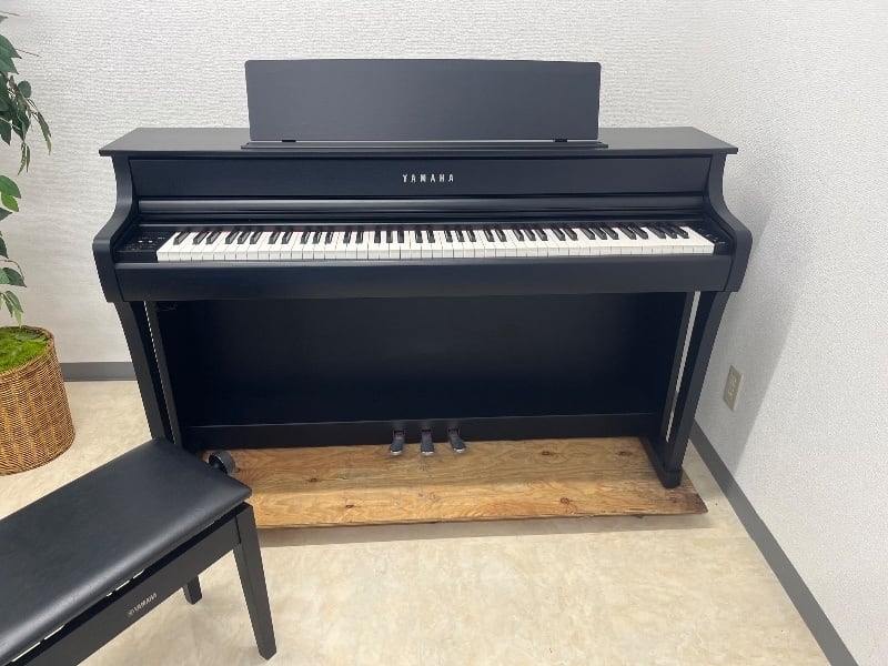 ★86717【電子ピアノ】YAMAHA CLP845B 24年製