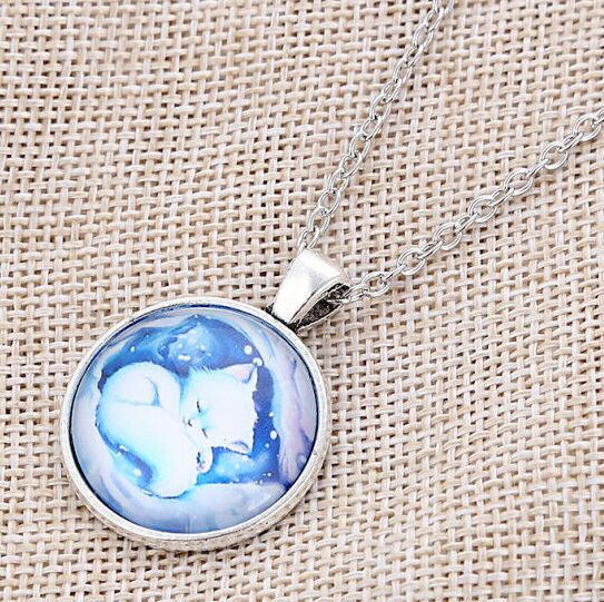 特価 メルヘンな眠り猫のイラストネックレス ガラス表面 黒青と雨霧