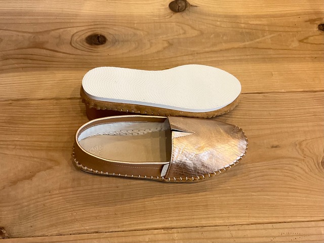 素足で心地よく。大人カジュアルに映えるシャンパンピンクレザー|軽やかスリッポン