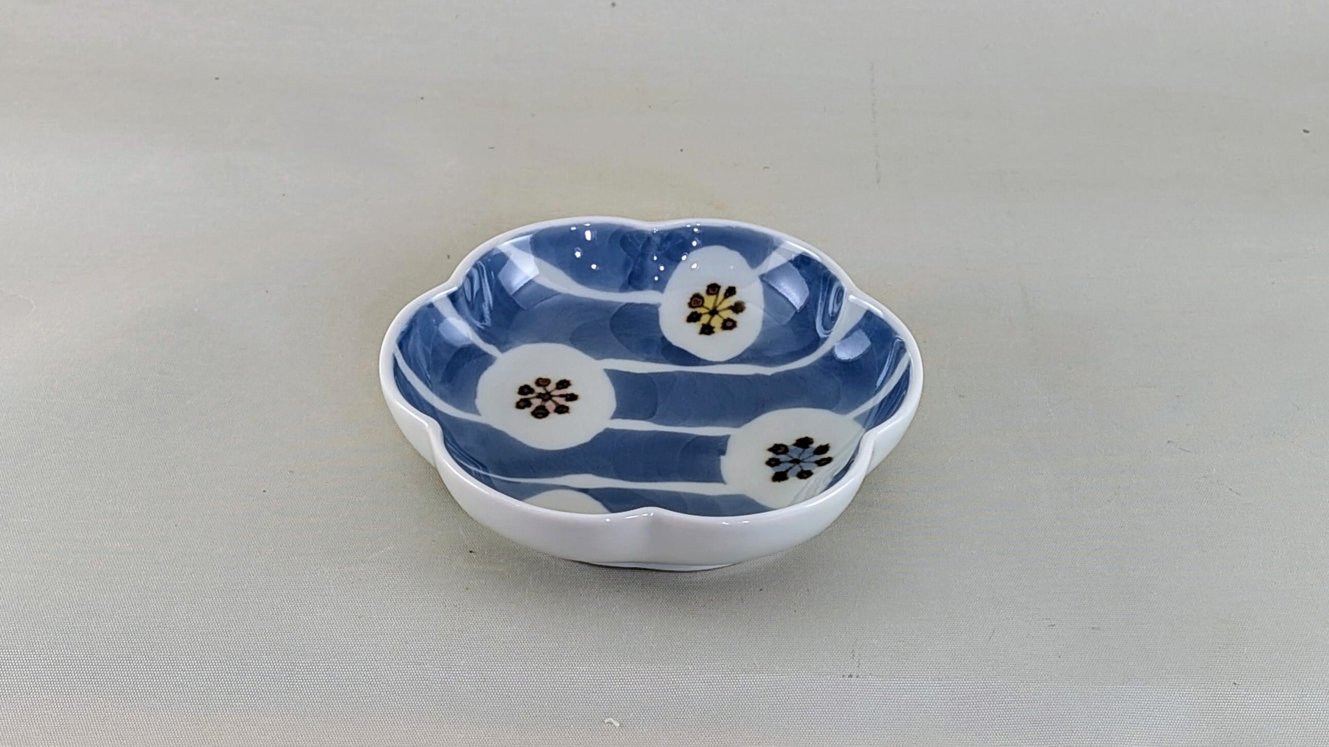 染付彩り輪の花(薄)小皿