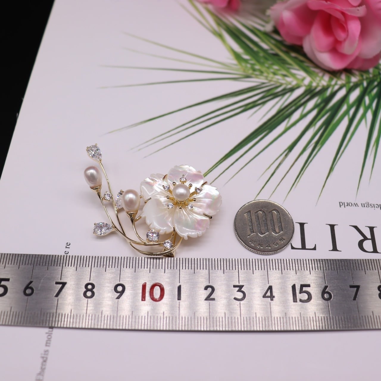 ジルコン淡水真珠天然貝殻桜花ブローチ ダイモンドジルコン淡水パール