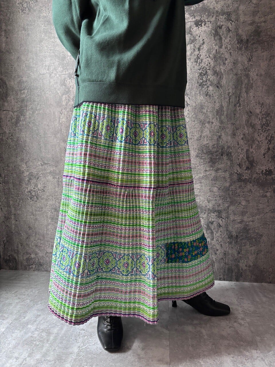 モン族スカート 76 刺繍ロングスカート ウェストろうけつバティック