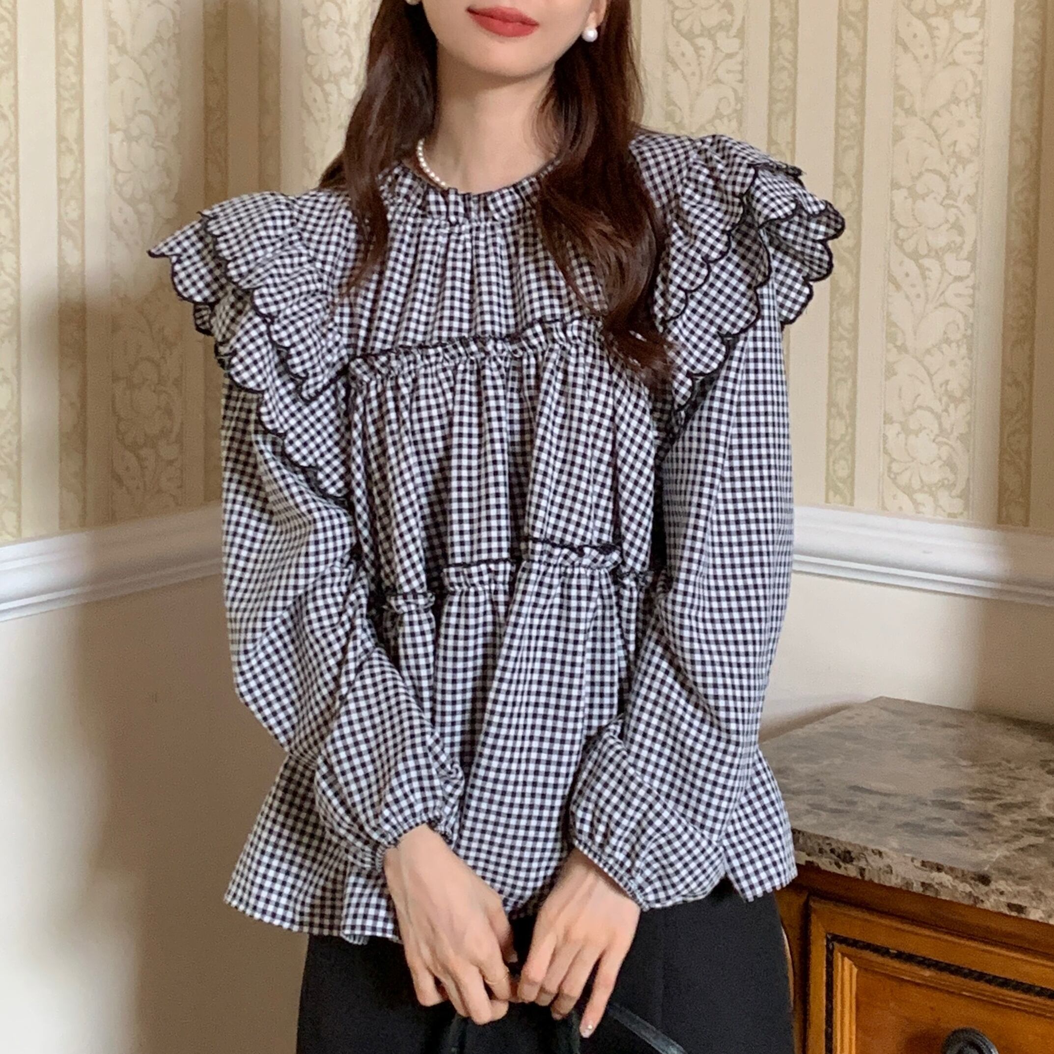 トップス レディース ブラウス 長袖 フリル フレア ティアード かわいい 大人可愛い きれいめ 上品 おしゃれ お洒落 大人女子 こなれ感 ラブリー キュート ガーリー エレガント 主役級 存在感 フェミニン 春 秋 10代 20代 30代 OL 通勤 学生 通学 デート お出かけ 女子会 着回し 普段使い 韓国 韓国系 送料無料 ファッション コーデ スタイル モテ トレンド 流行 S M L ホワイト 白 チェック柄