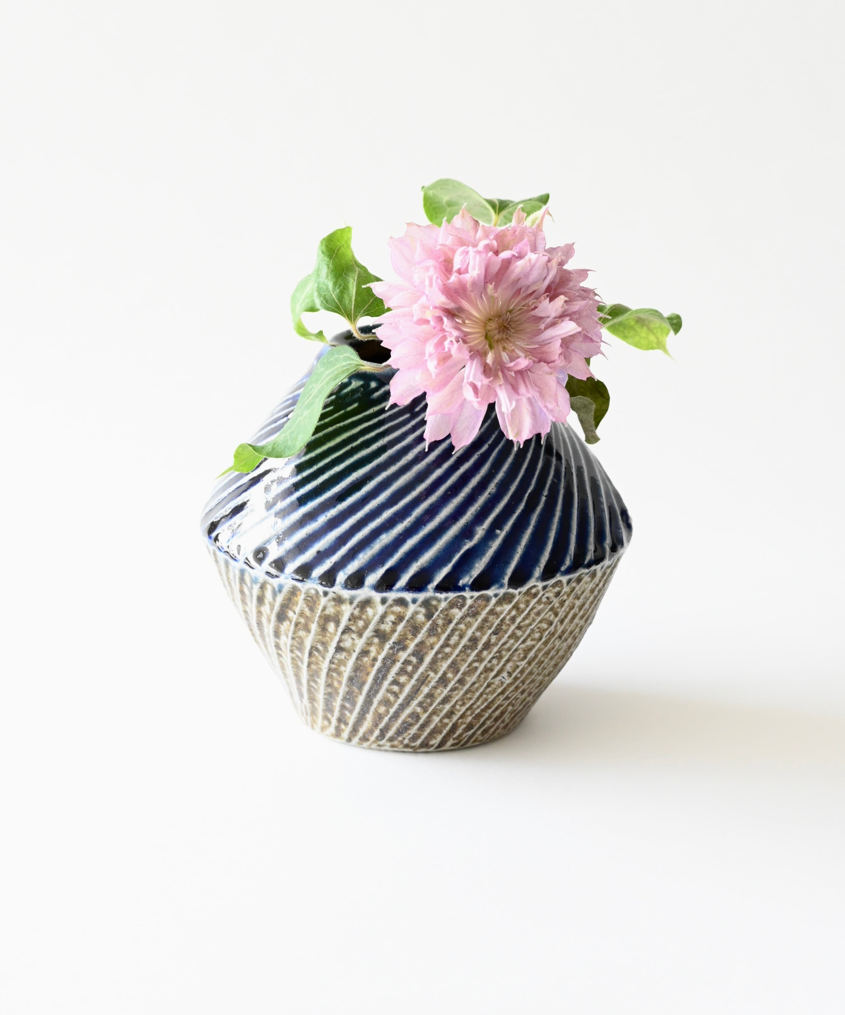 藍鉄塩釉 鎬花瓶 6 / 濱田 友緒