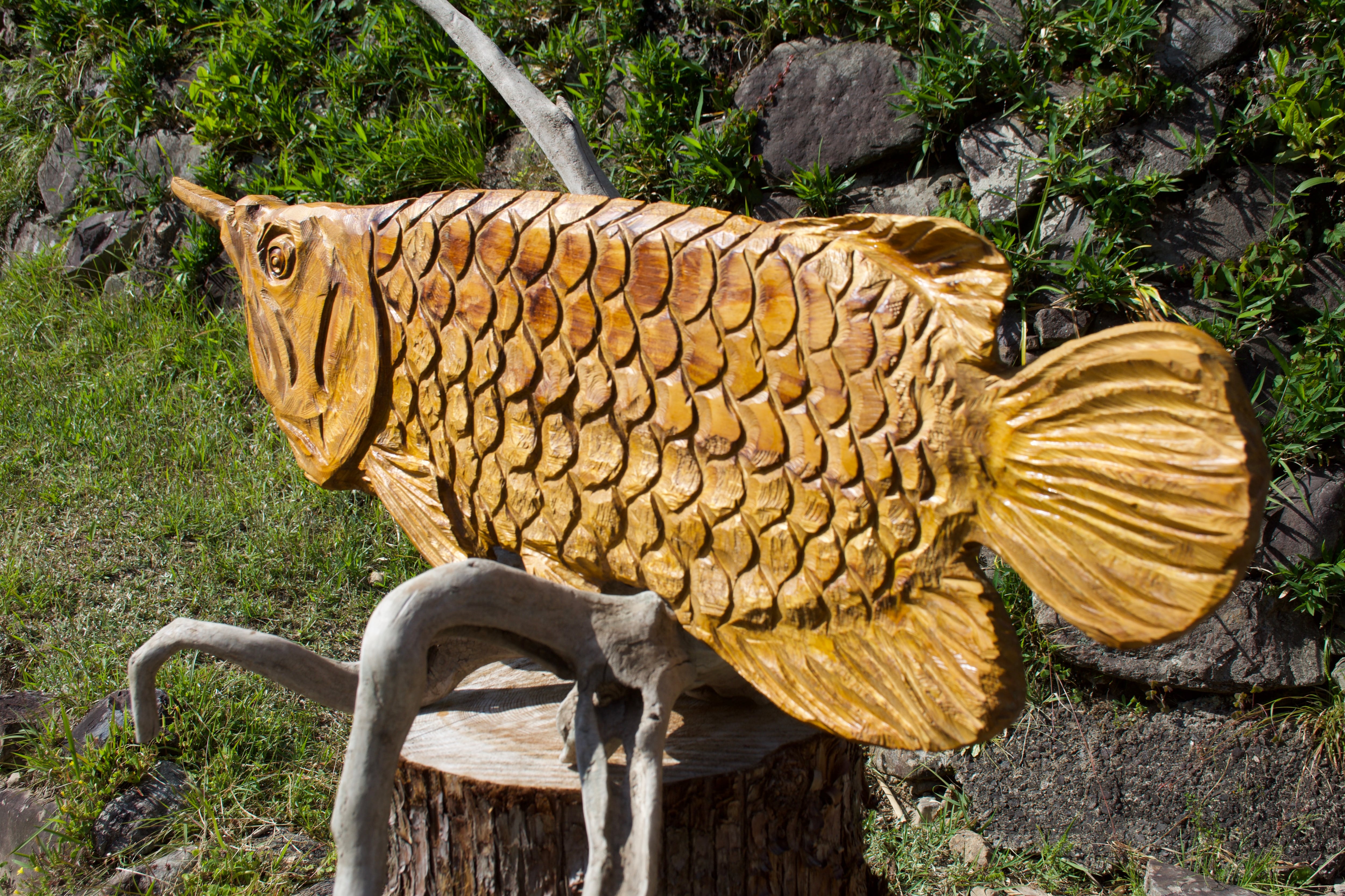 アロワナ 壁掛け チェーンソーアート彫刻作品 | チェンソーアート彫哲