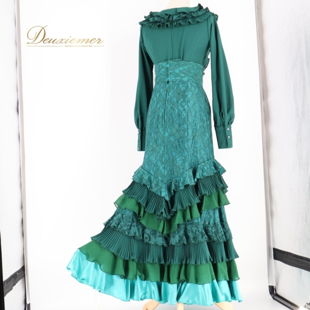 フラメンコ 衣装 ソニアジョーンズ SONIA JOHNES ツーピース セットアップ トップス ファルダ ボランテ フリル レース 光沢 豪華 華やか 高級感 レース ダンス 長袖 緑 グリーン系 高級 衣装セット 大人用 フリルデザイン おしゃれ イベント用 発表会 エレガント ダンス用品 セットアップ