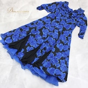 社交ダンス 衣装 Sekine セキネ ドレス スタンダード ブラック系 ブルー系 薔薇 バラ 花柄 ワンピース パーティ衣装 ステージ衣装 長袖 青 黒 社交ダンス衣装 Lサイズ 日本製 スタンダード用 フラワー柄 薔薇柄 バラ柄 花柄プリント ロング丈 袖あり ロングワンピース フレアスカート きれいめ フォーマル ラテンではない スカート裾 シフォン風感 裏地あり パーティードレス 発表会 記念日 イベント ローズプリント 青バラ 花モチーフ バックスファスナー 黒地 結婚式二次会 和装卒業式