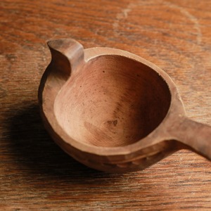 木の質感がほっこり温かい、鳥の器