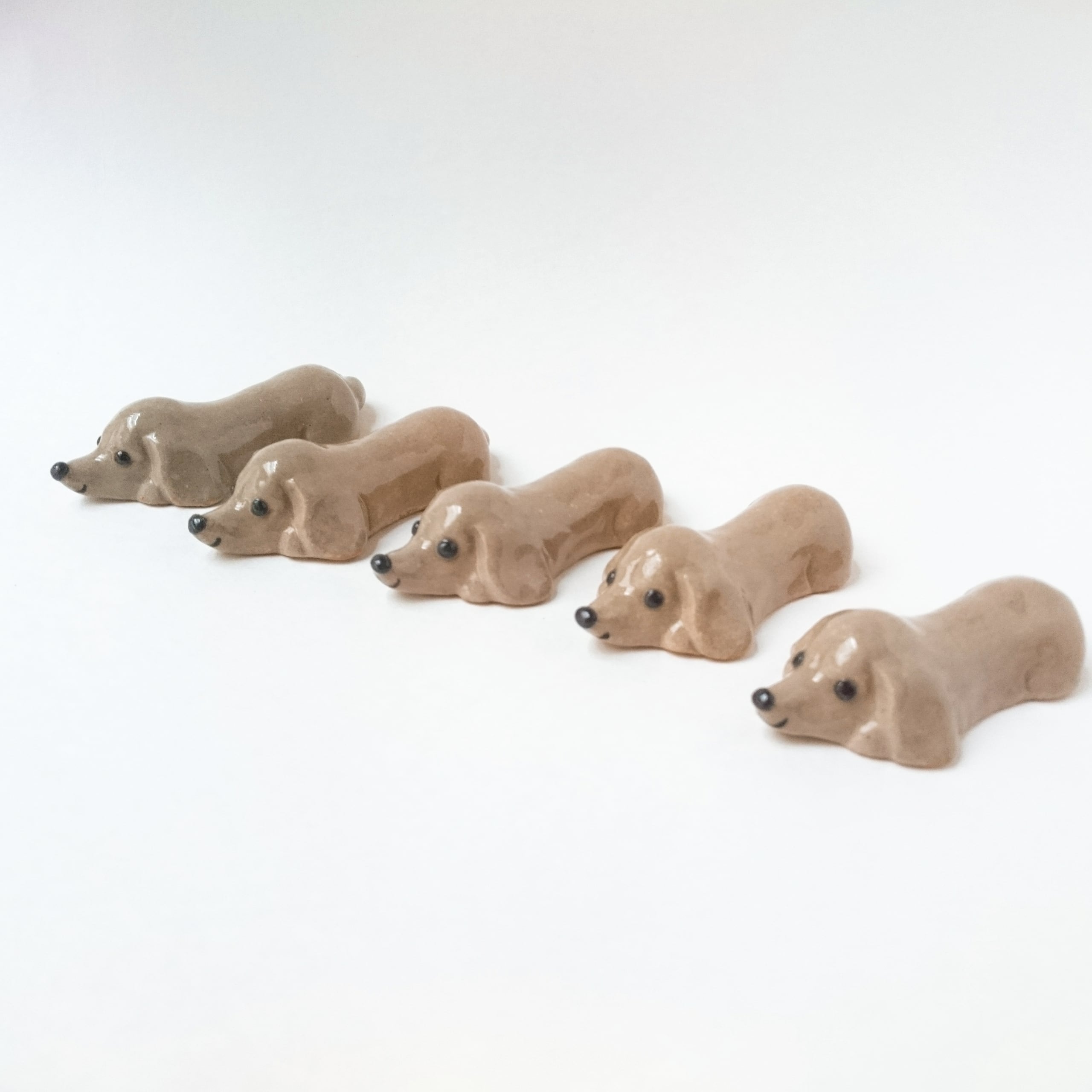 ダックス犬の箸置き（薄茶色）伏せ | Pay ID