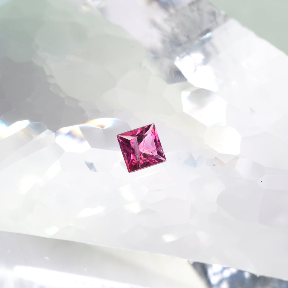 レッド ベリル ビクスバイト原石 レッドベリル原石 宝石質 約1ct