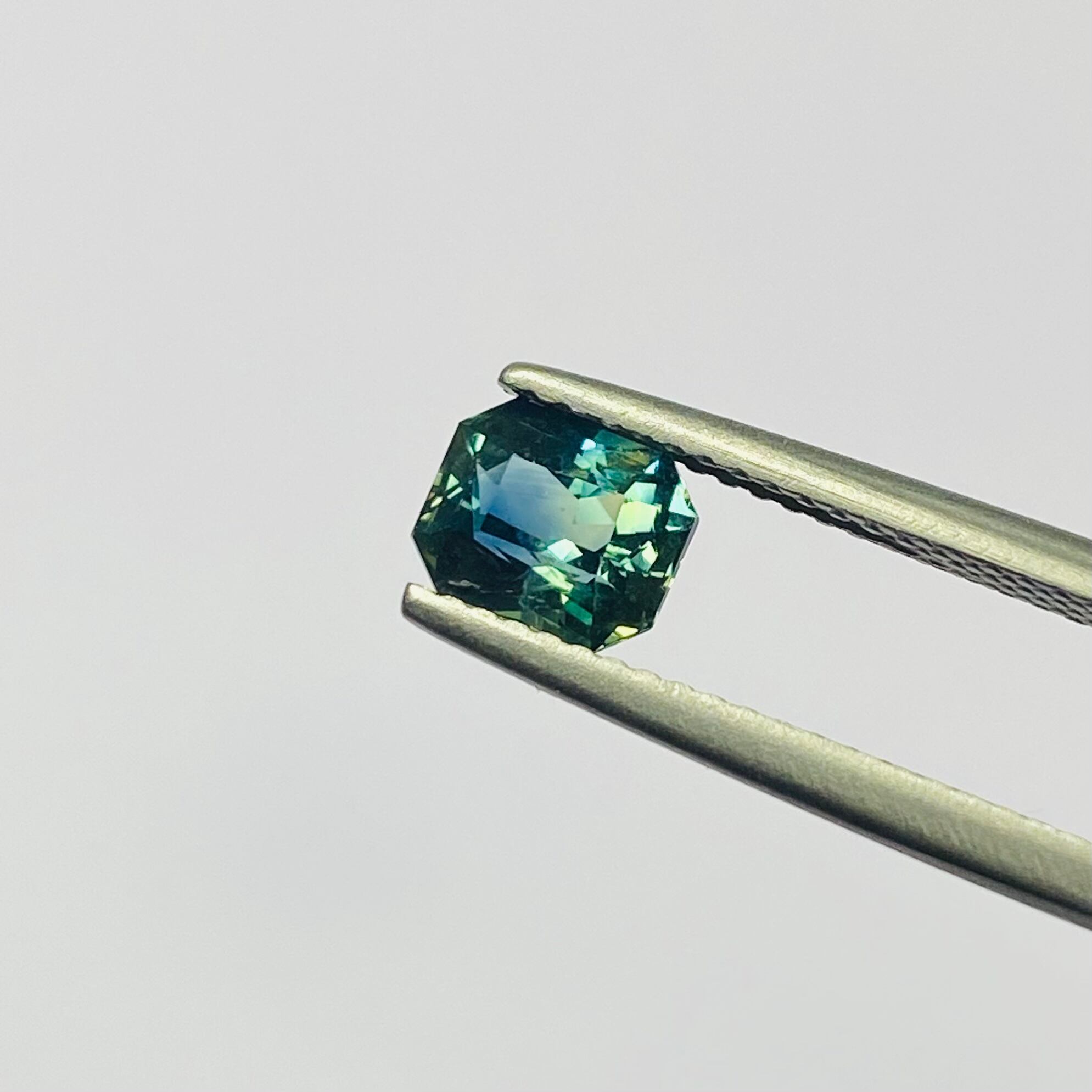 カットの美しい非加熱バイカラーサファイア