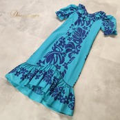 フラダンス 衣装 MUU MUU FACTORY ムームーファクトリー ワンピース ブルー系 モンステラ柄 花柄 植物柄 ハワイアンプリント ハワイアン アロハ フラ ダンス レッスン 練習 フリル 青 紺 ネイビー系 ハワイアンダンス 華やか 鮮やか かわいい おしゃれ 上品 さわやか ハワイ製