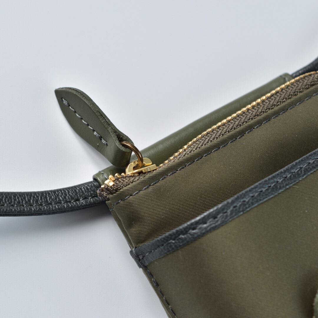 mononogu もののぐ MS2-DV モバイルショルダー・オリーブ イタリア製のリモンタナイロンを使用した高級感があり機能的なモバイルショルダー