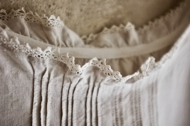 フランス 1900s リネン 小さなレースとピンタックとギャザーワンピースc アンティーク