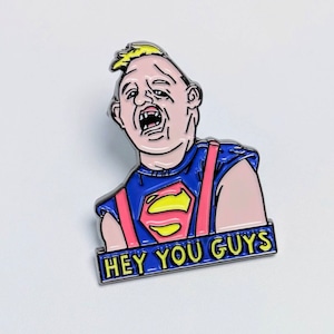 送料無料! ★ピンズ PINS★ピンバッジ 【 The Goonies ( グーニーズ ) 】スロース “ HEY YOU GUYS ”〚アメリカン雑貨 アメトイ〛