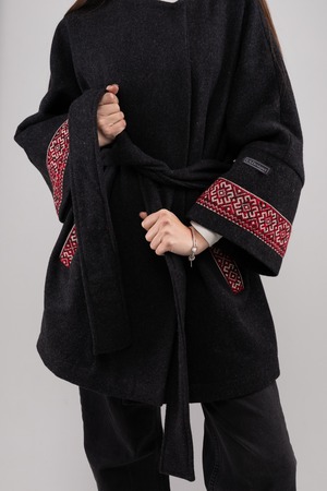ウクライナ産プレミアムウール100%セミロングコート（黒）平行縫い　手刺繍
