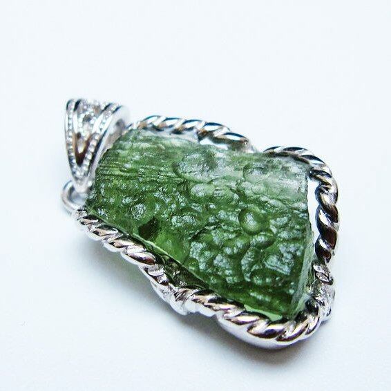 モルダバイト ペンダント モルダウ石 ペンダントトップ 原石 一点物 メール便可 [M便 1/20] 199-532