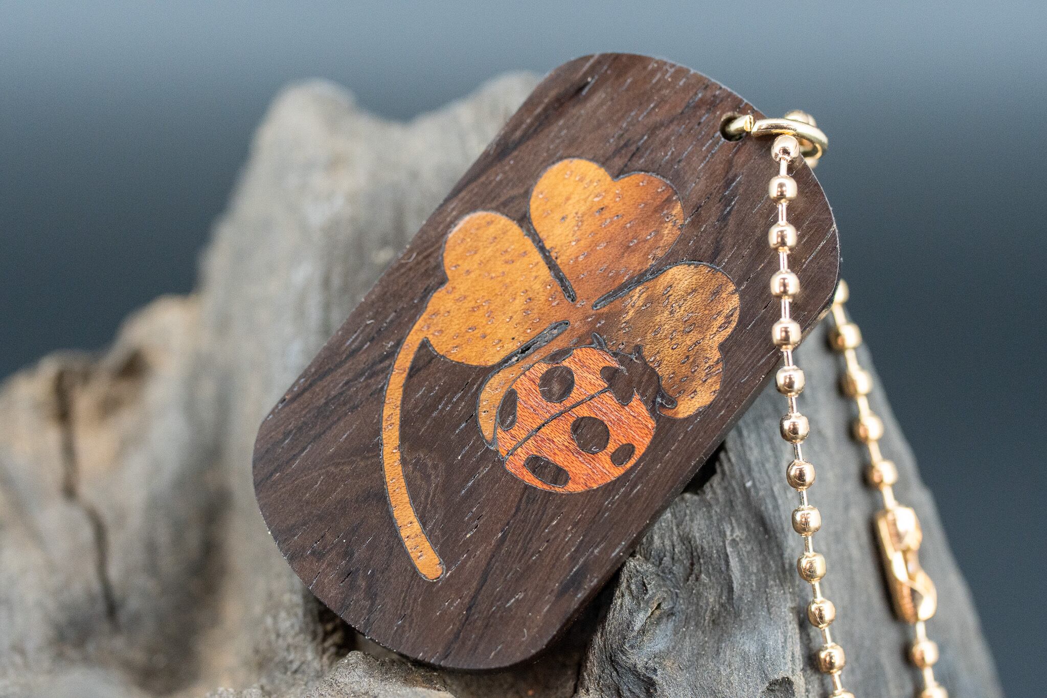 【音楽業界屈指の銘木】 ハカランダ ドッグタグ 象嵌 幸運を運ぶナナホシテントウ