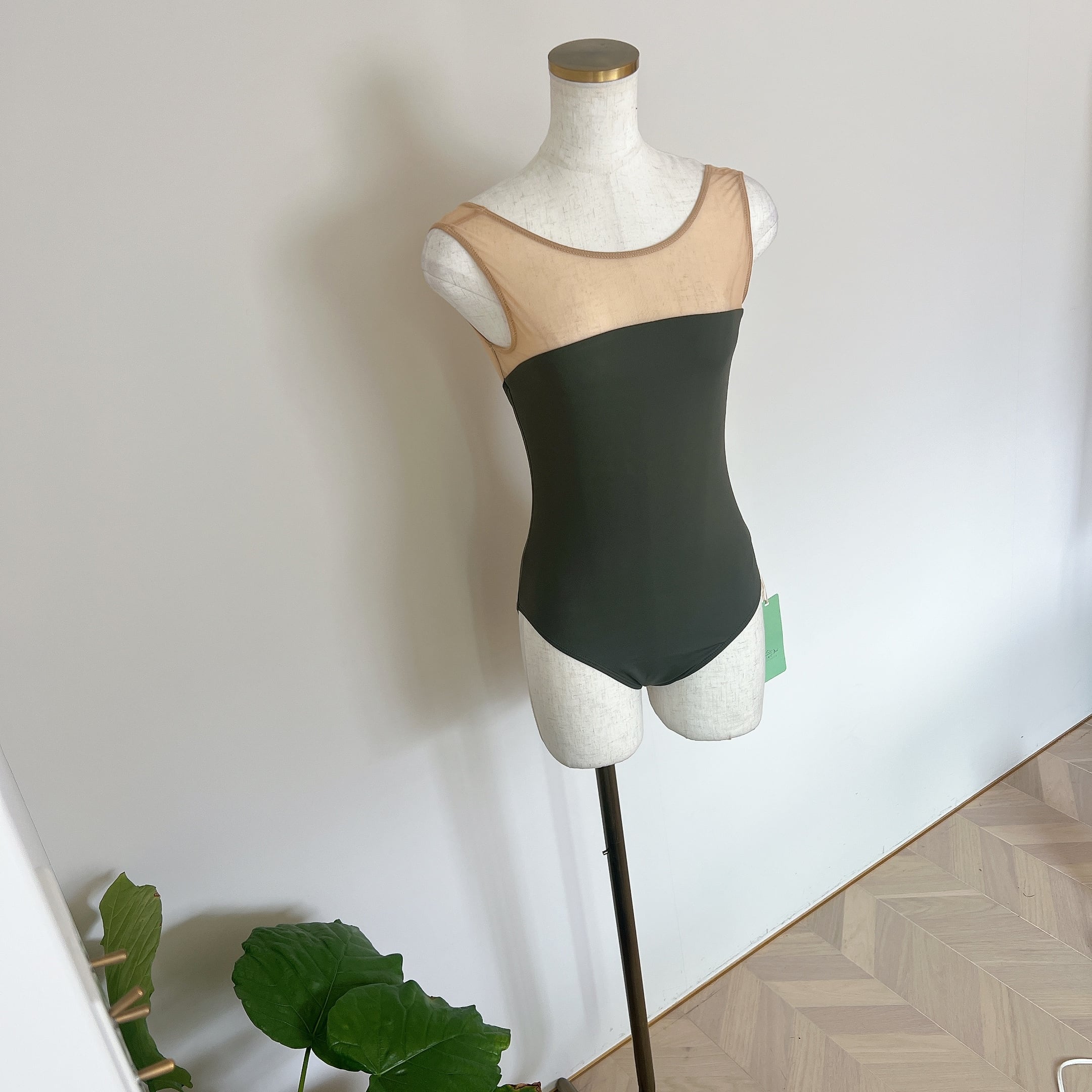 バレエ レオタード オリーブグリーン Mサイズ Nuance Smooth Line Leotard （オリーブグリーン） | バレエショップ