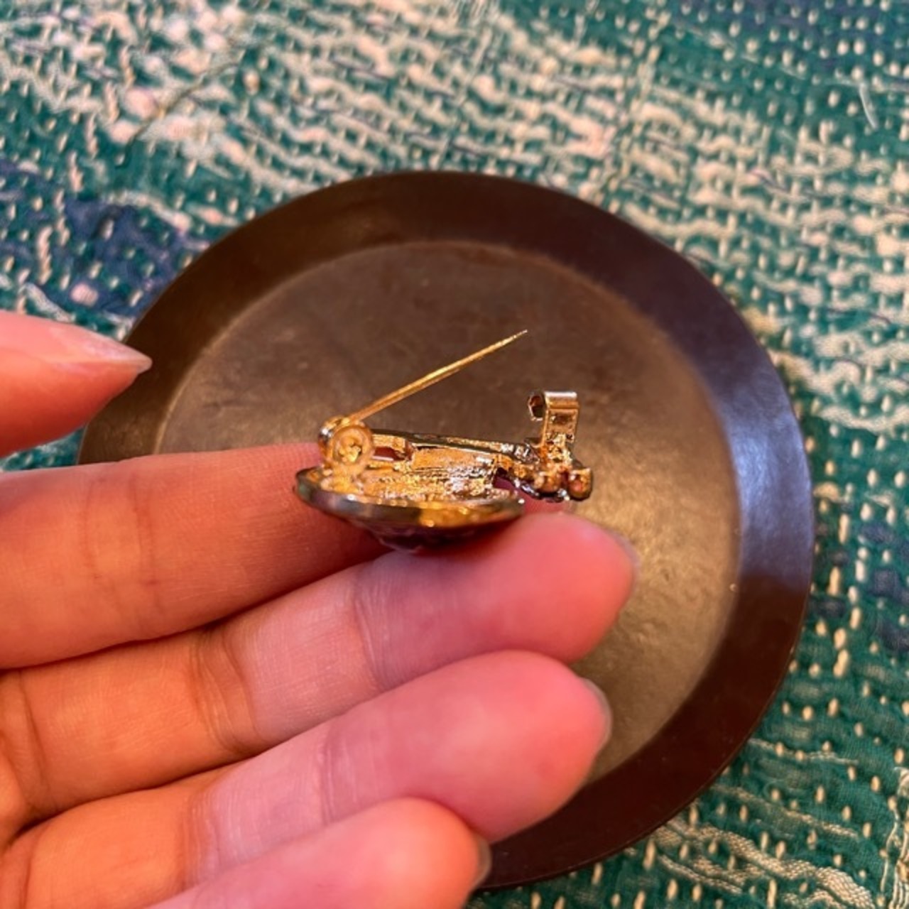 TOPANGA Jewelry Bijou art brooch Snails / ビジューアートブローチ カタツムリ プレゼント プチギフト ジャケット 帽子 バッグ ニット キラキラ アクセサリー かわいい ファッション小物