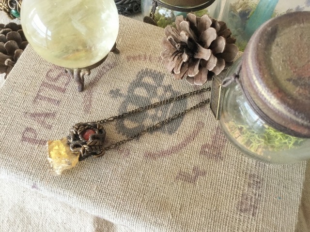 【ゴールデンカルサイトxガーネット】冒険者のお守りペンダント