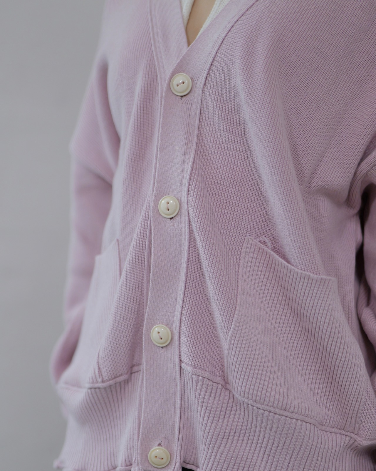 METHO - Outline Stitch Cardigan ：apollo Pink｜背面ハンドステッチ／背中カットで“帽子”に／水牛ボタン