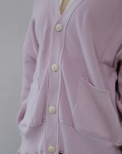 METHO - Outline Stitch Cardigan ：apollo Pink｜背面ハンドステッチ／背中カットで“帽子”に／水牛ボタン