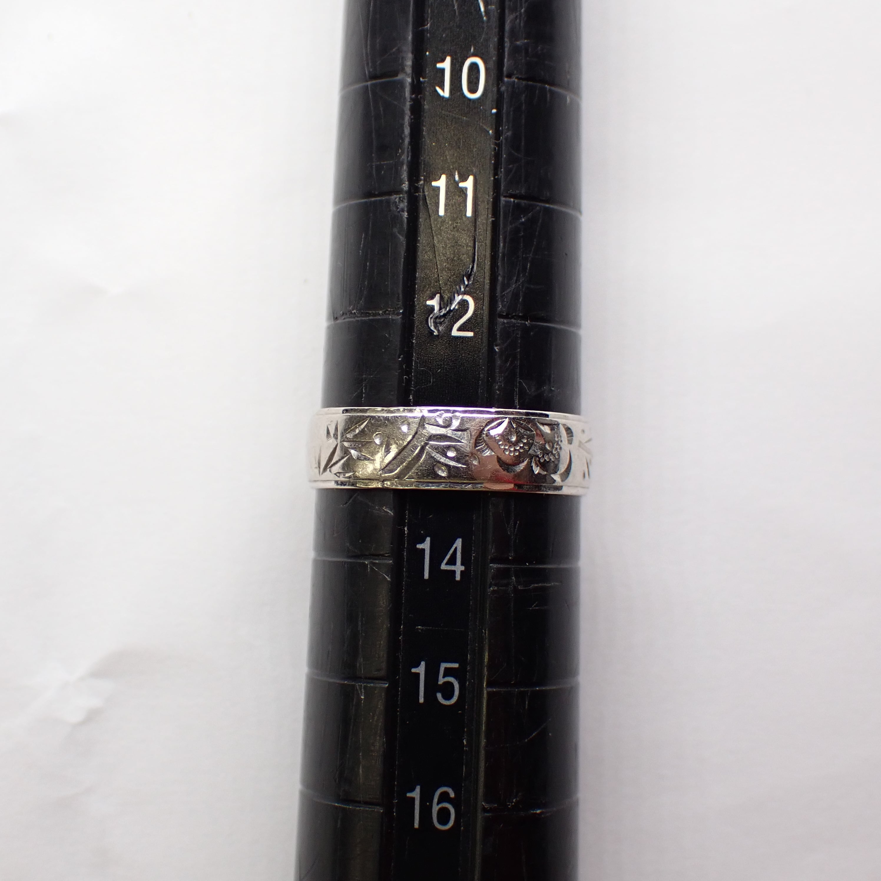 日本の作品】昭和レトロ Pt850 和彫り 彫刻 松竹梅 デザイン