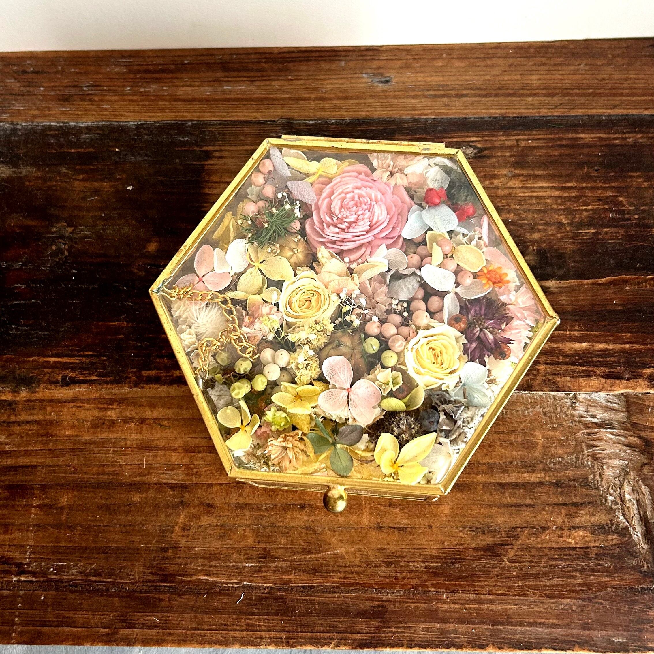 幸せの形♡6角形ガラスケースアレンジ | フラワーデザイン Amuse