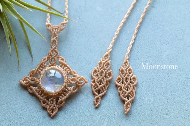 Moonstone pendant -Moonlit-