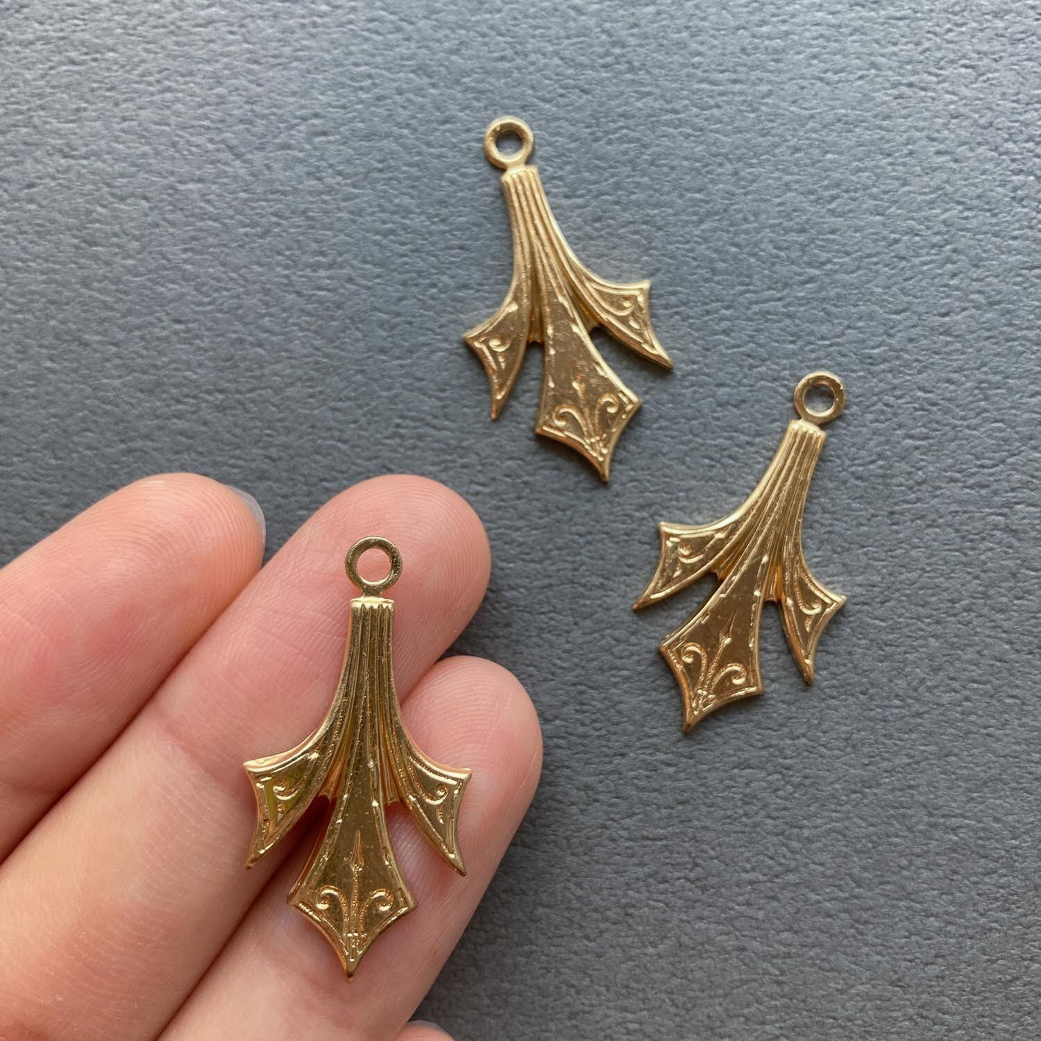 最終入荷〉USA真鍮 3又剣風チャーム | Dua-アクセサリーパーツショップ
