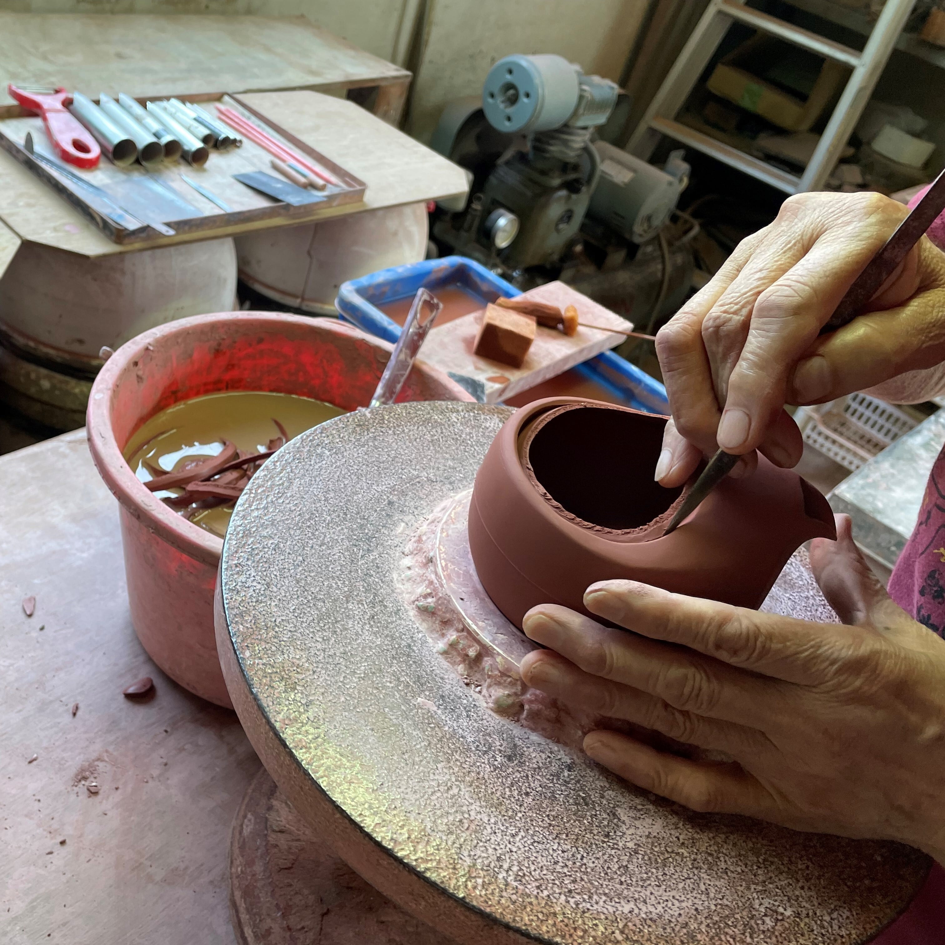 店主愛用の15年急須〉常滑焼 オープン急須（黒） | 日本茶専門店 東京