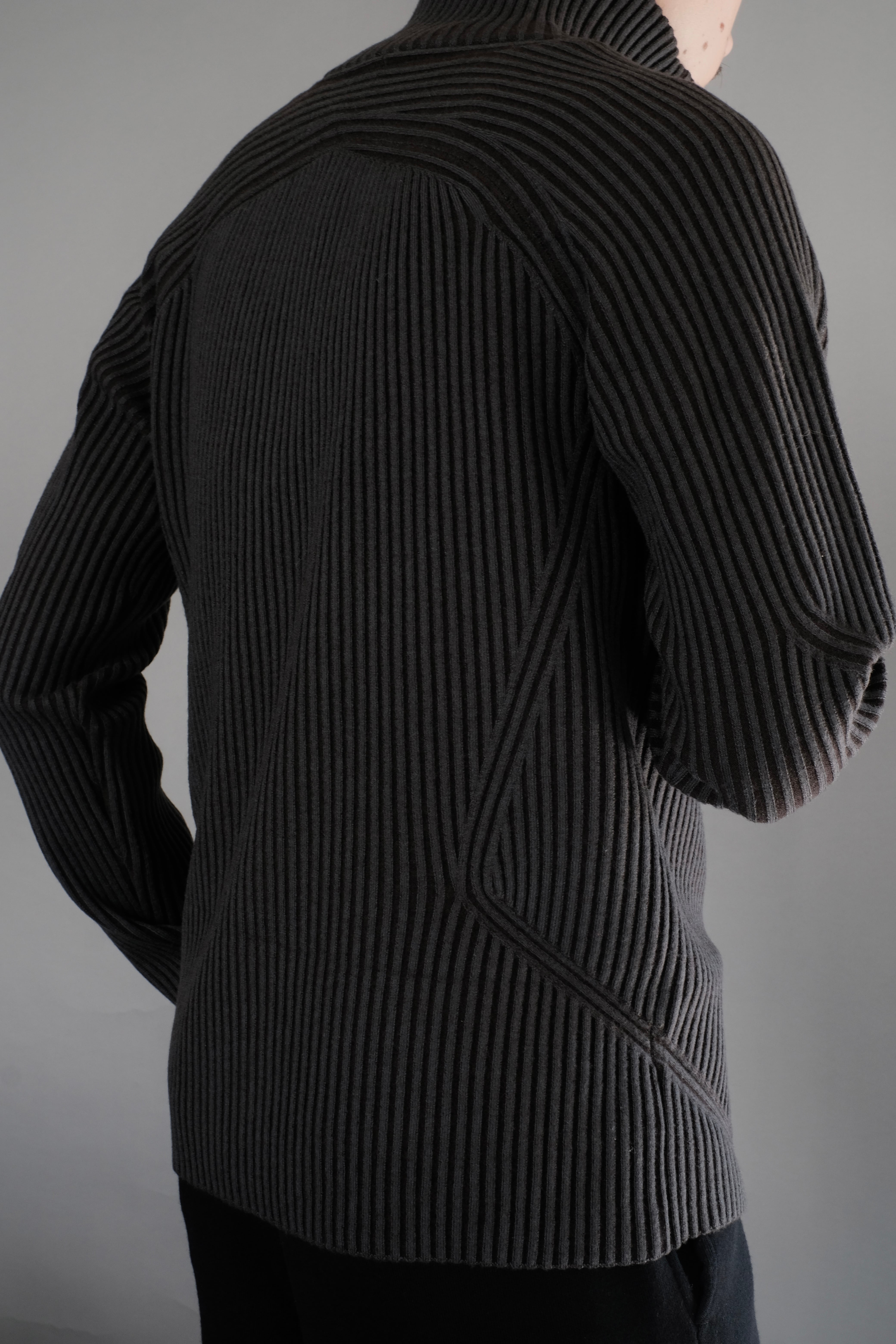 OMAR AFRIDI / ARTICULATED DRIVERS KNIT SWEATER | LIVING