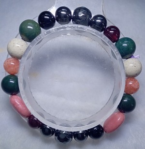 即効性がある血流ブレスレット手に握って感じてからブレスレットをつける