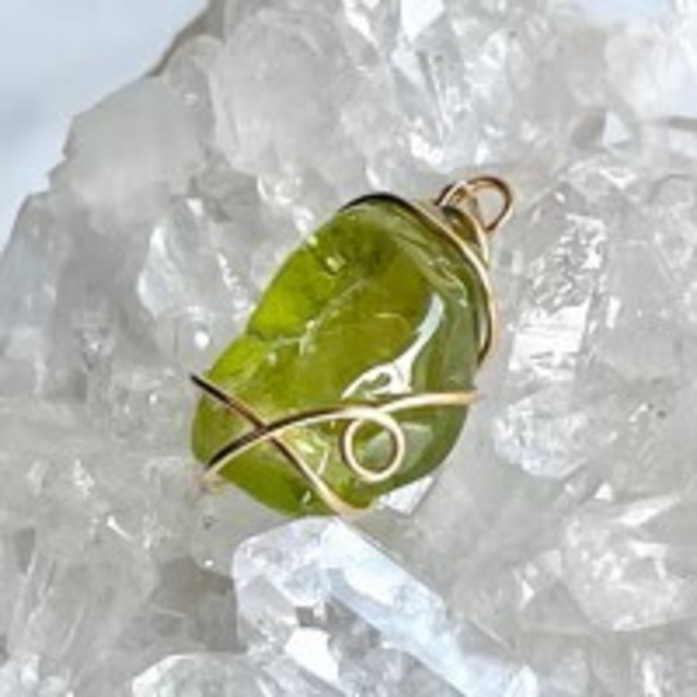 【超美石】ペリドット　原石　18金　ペンダント　（虹入り）　5915