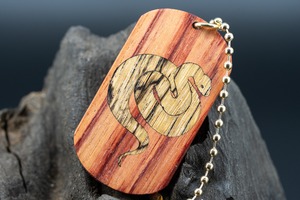 【 木材の女王】 チューリップウッド ドッグタグ 象嵌 干支タグ 乙巳