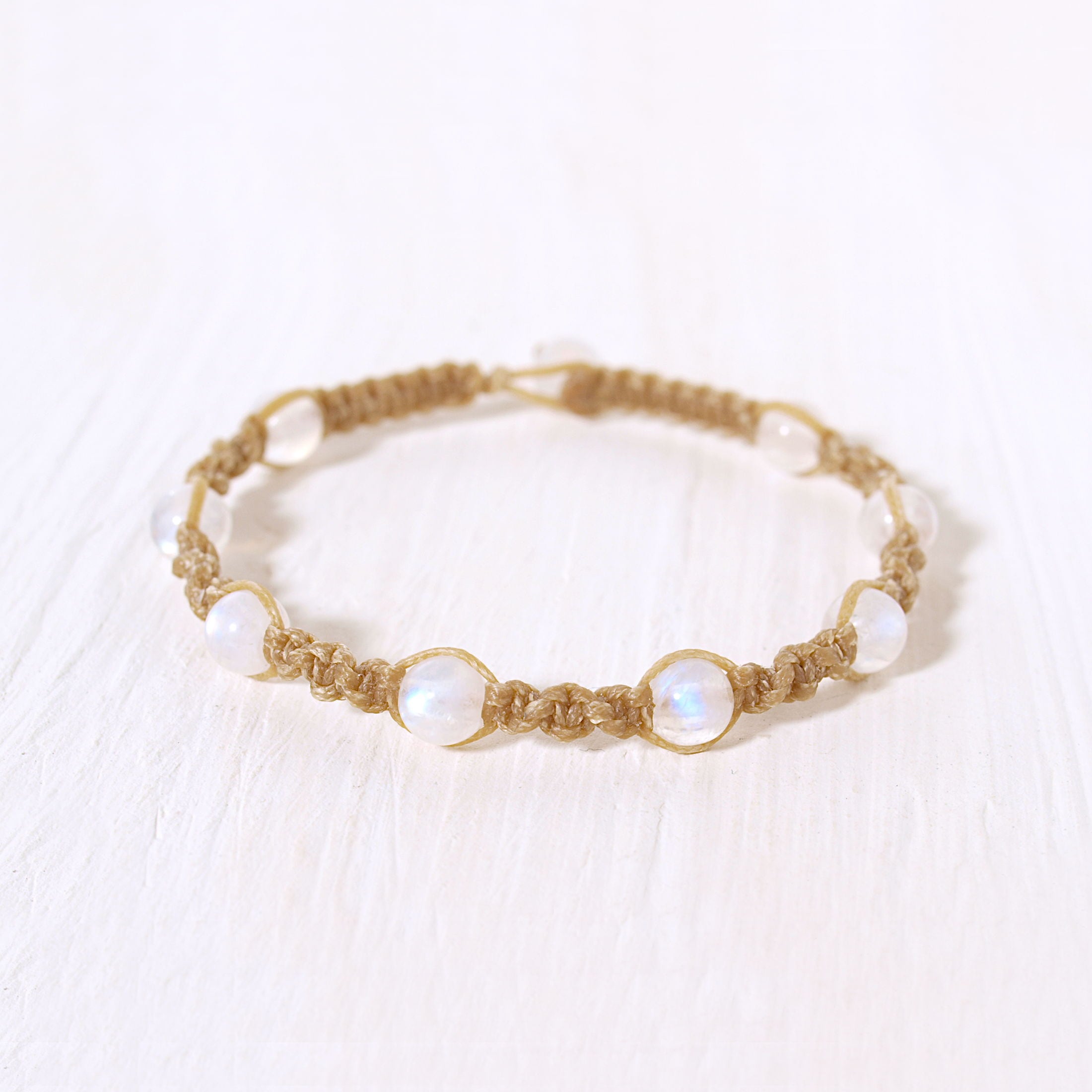 レインボームーンストーン6ミリ玉ナチュラルマクラメブレスレット