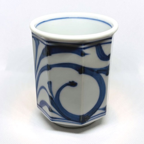 【砥部焼／梅山窯】面取り湯吞・大（唐草）