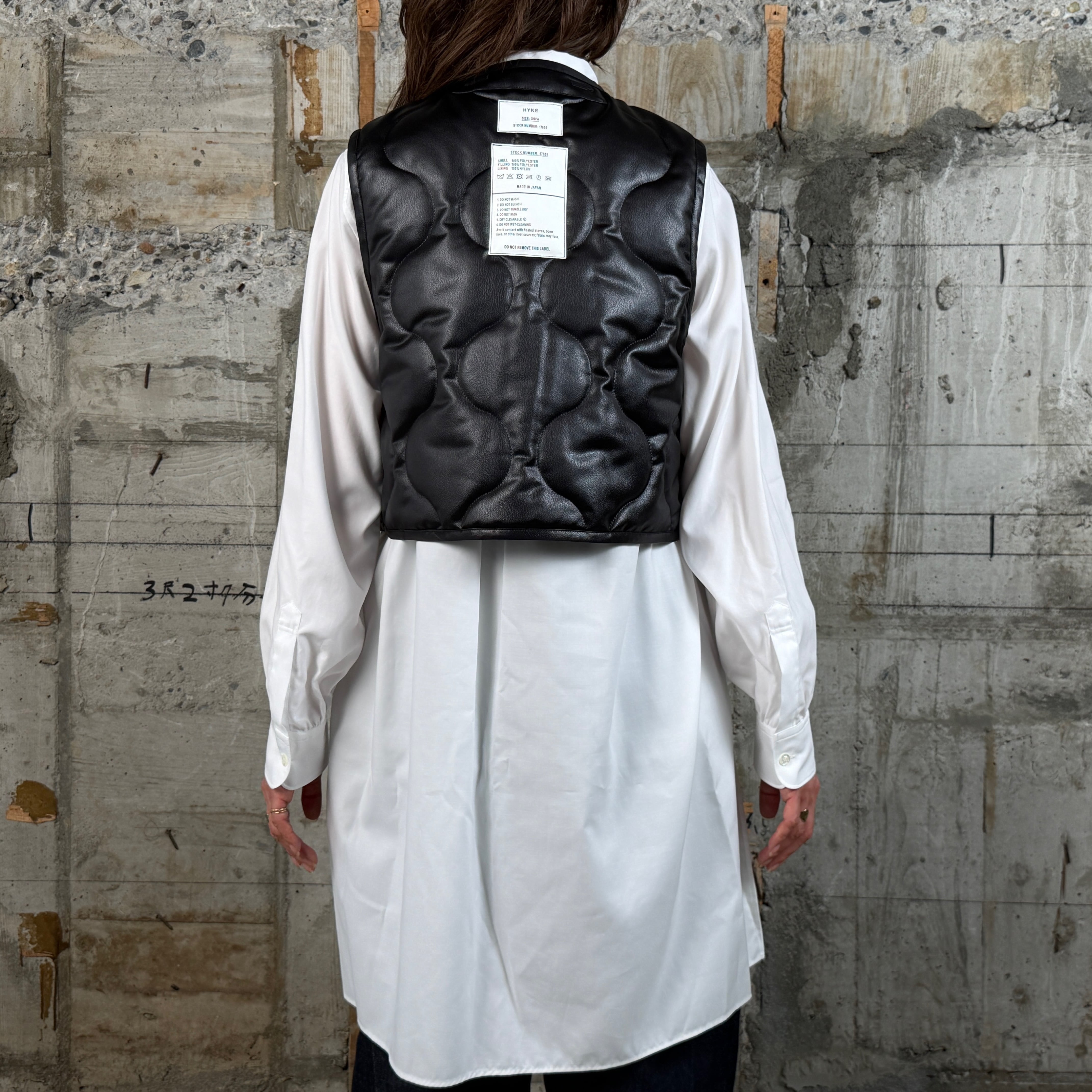 HYKE【ハイク】 FAUX LEATHER QUILTED CROPPED VEST (17605) / BLACK