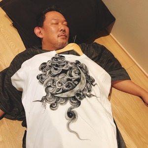 東學オリジナル手描きＴシャツ「月と雲 (tsukikumo)」