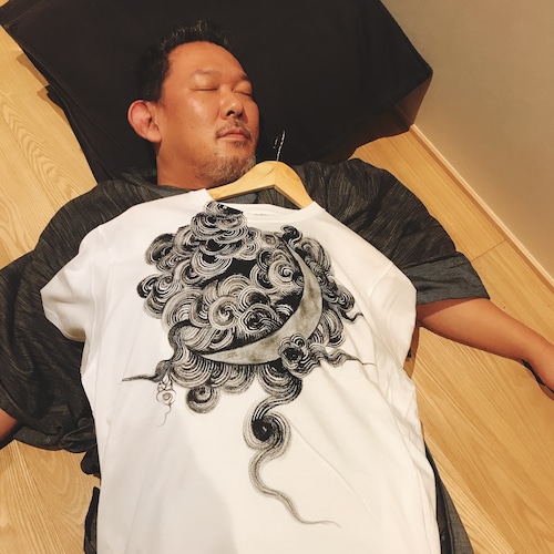 東學オリジナル手描きＴシャツ「月と雲 (tsukikumo)」