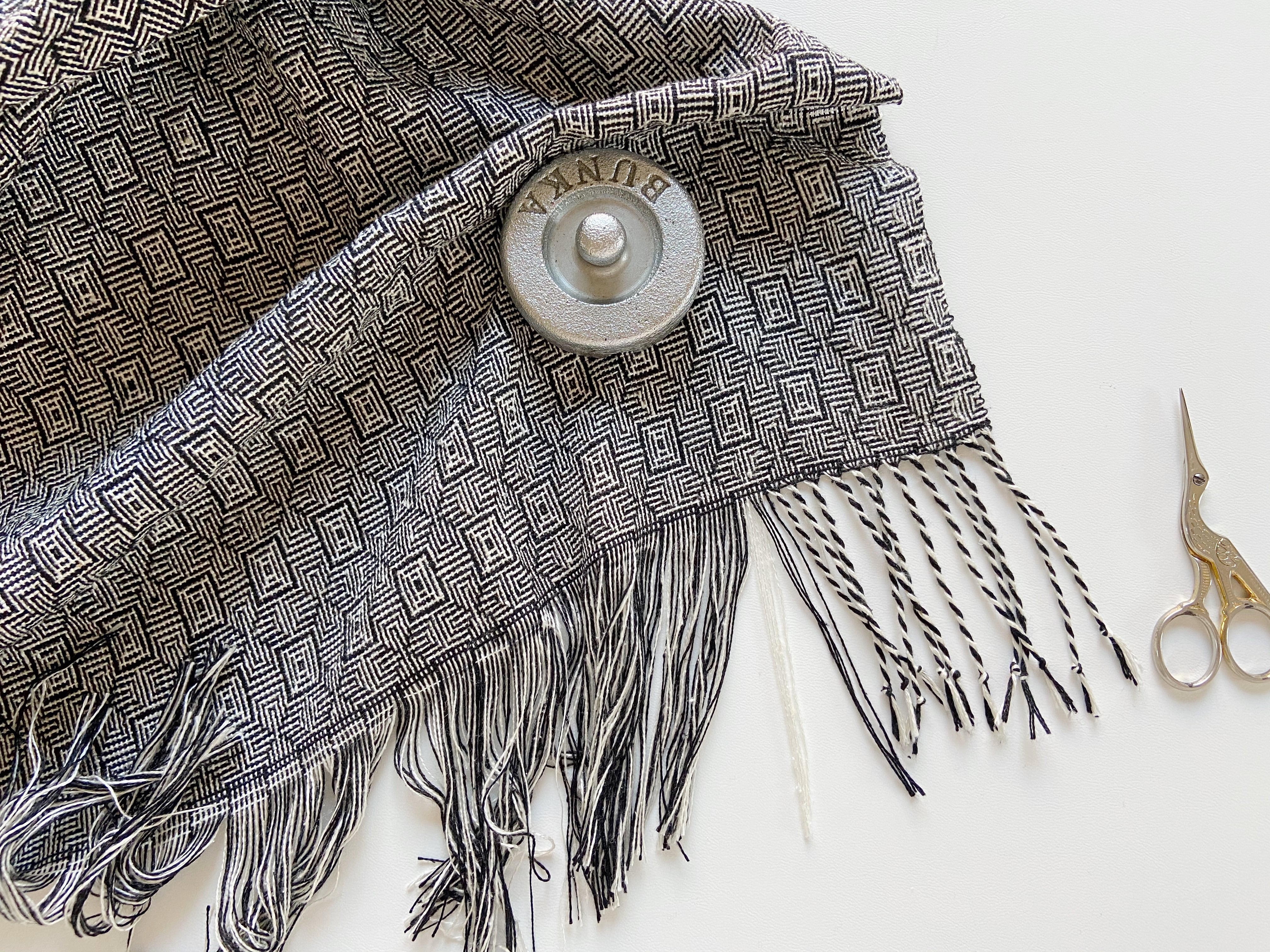 Hand-woven scarf / Black Clover 手織りシルクのショール ブラック