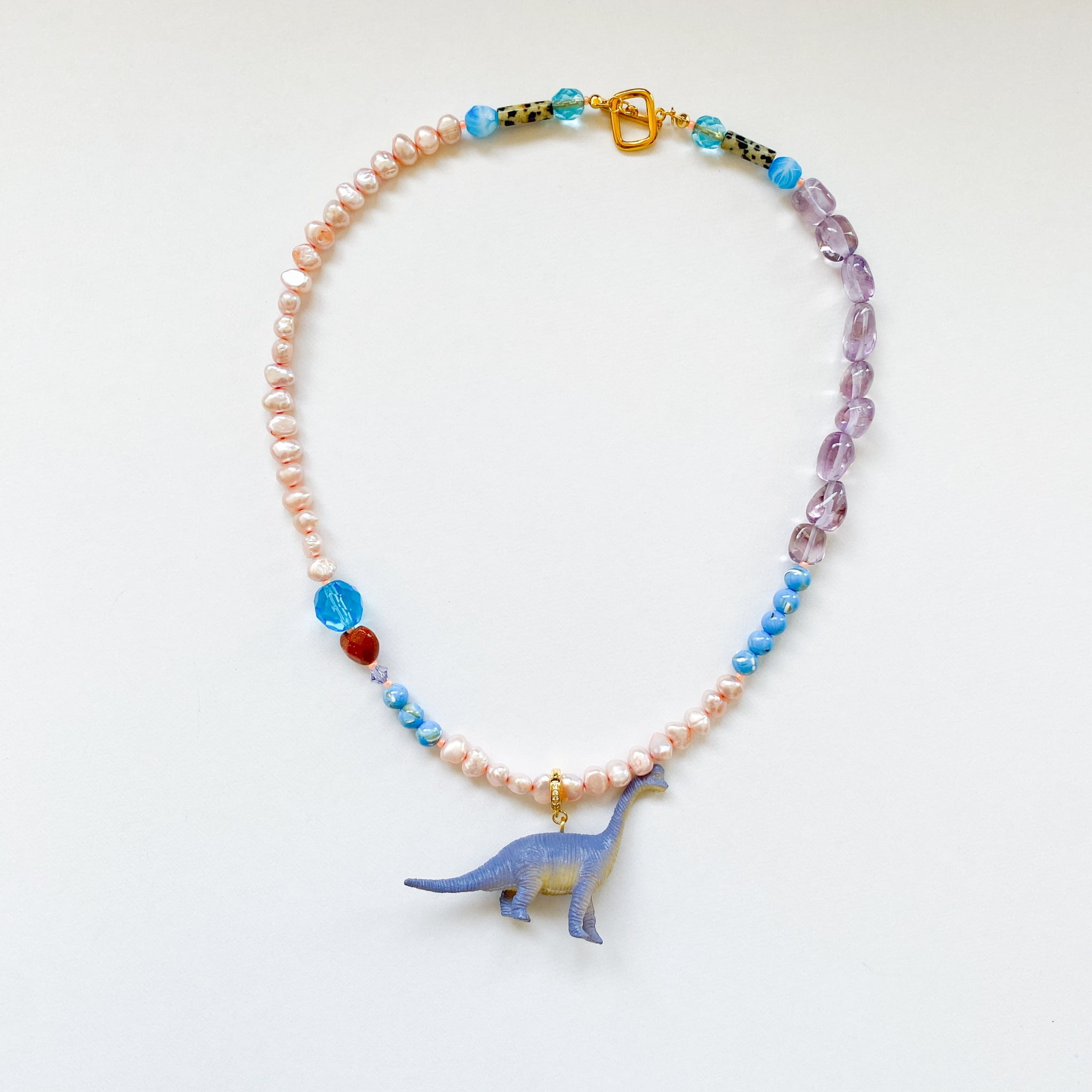 淡水パールとビーズのネックレス(たまに天然石）恐竜チャームつき